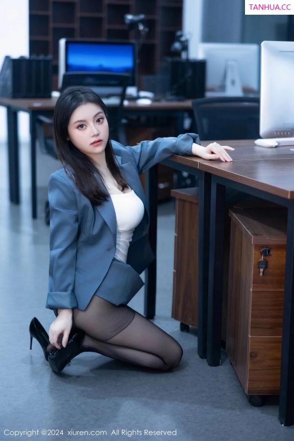   [XiuRen]高清写真图 2024.01.05 No.7923 豆瓣酱 OL丝袜第62张图片
